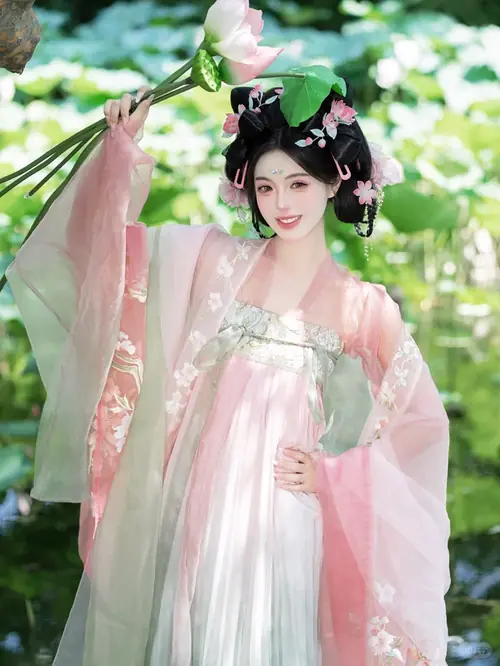 26 Nắng xuyên qua khung cửa, tạo vệt sáng trên áo màu be và mái tóc dài buông sau lưng.