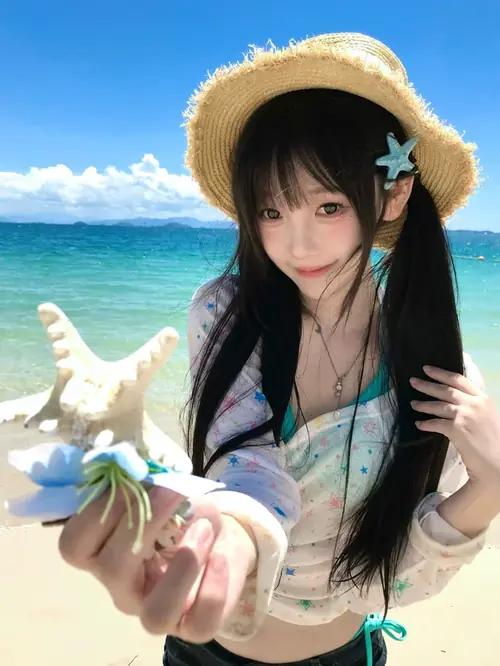 19 Bộ bikini đen tối giản làm nổi vai thon khi người mẫu đứng thẳng cạnh bậc đá ven biển.