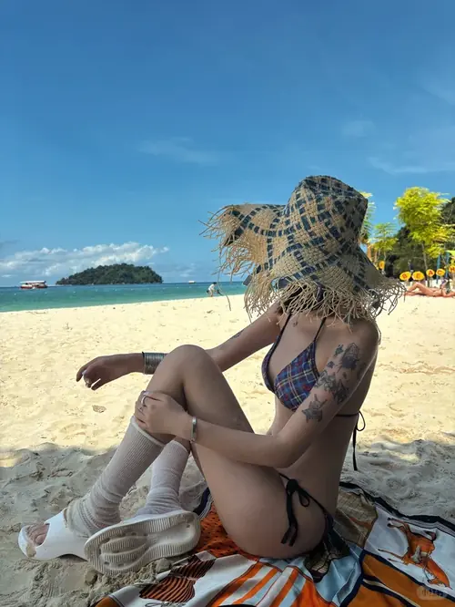 18 Bikini sọc xanh ôm gọn vóc dáng khi người mẫu giữ dáng đứng quay lưng trước biển lặng.