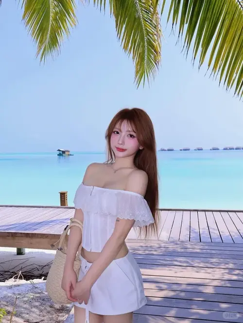 22 Tóc búi cao giúp gương mặt sáng hơn khi người mẫu diện bikini xanh và cầm ly nước mát.