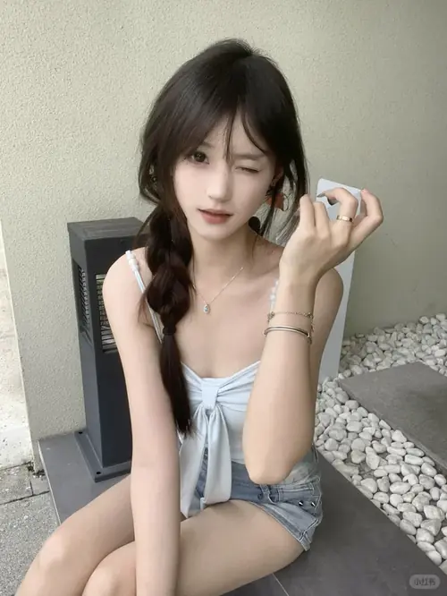 1 Ánh sáng từ Douyin phản lên gương mặt cô gái tóc dài, mặc áo len trắng và nhìn thẳng vào điện thoại.