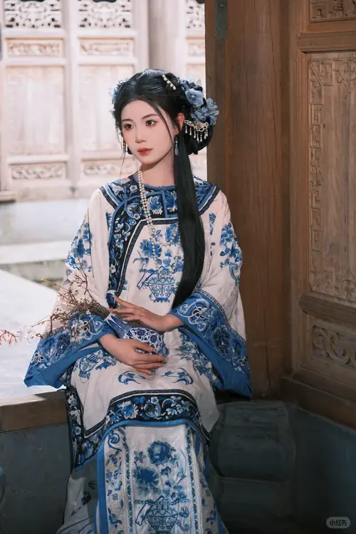 31 Chiếc áo xanh có họa tiết mây lành, phối cùng thắt lưng trắng và đôi khuyên tai ngọc nhỏ.