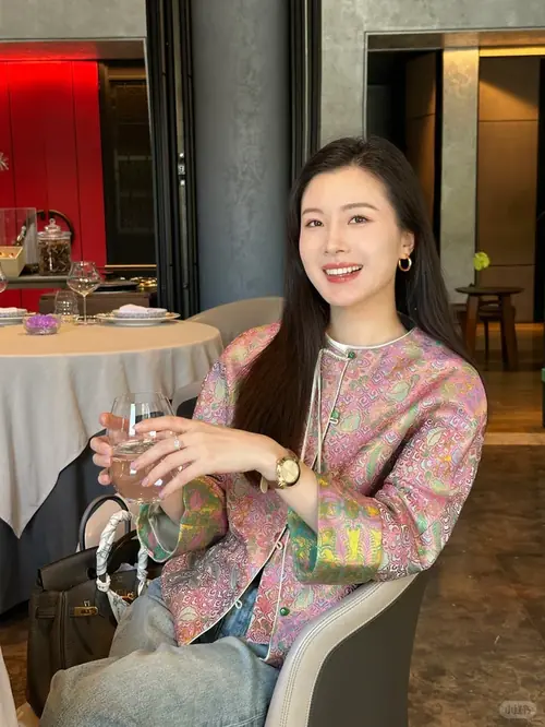 18 Chiếc ngọc bội đung đưa bên thắt lưng khi cô gái bước qua sân gạch trong bộ áo xanh ngọc.