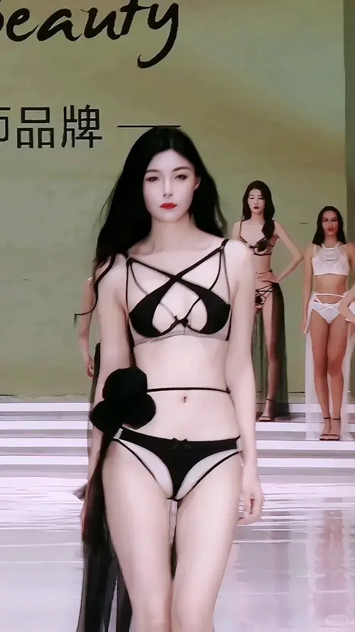 9 Dép quai mảnh nằm cạnh ghế khi người mẫu ngồi co chân, mặc ảnh thời trang bikini màu đỏ rượu.