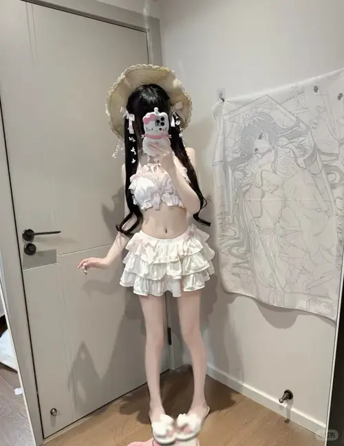25 Góc nhìn từ bên hông ghi lại cô gái buộc tóc thấp, mặc bikini nâu và ngắm hoàng hôn.