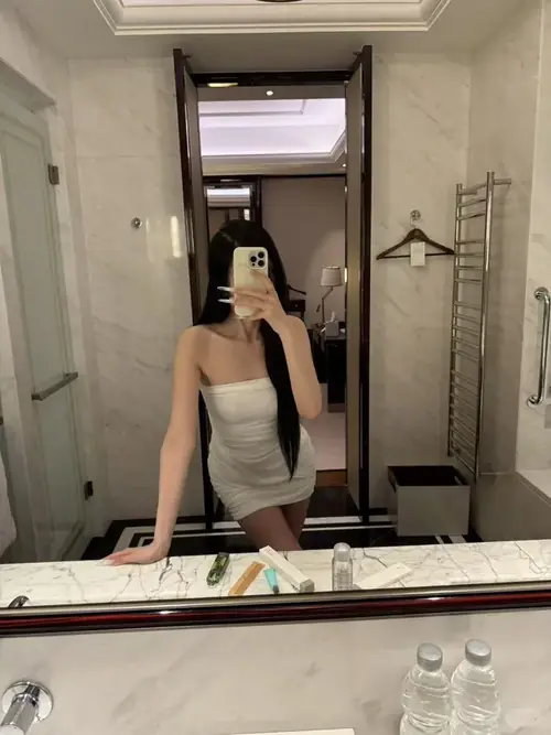 20 Trong hình cô gái trong trang phục bơi, người mẫu khoác sơ mi trắng và bước chậm trên cầu gỗ.