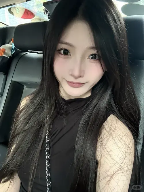 26 113 Ảnh Gái Xinh Douyin Trong Trẻo tạo dáng trước gương nhìn thẳng vào ống kính
