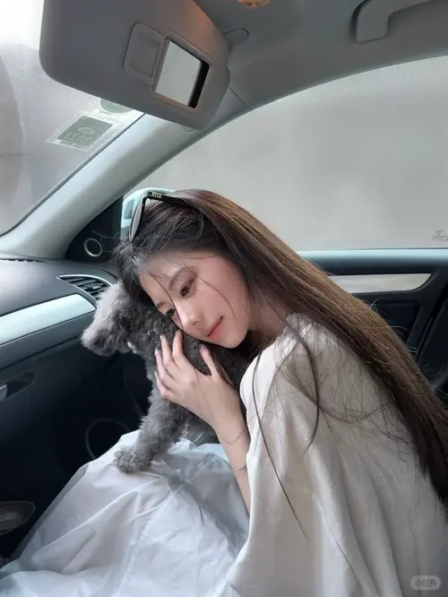 19 Phần hiệu ứng ánh sáng hồng tím phủ lên cô gái mặc áo đen đang xoay nhẹ trước nền tường trơn.