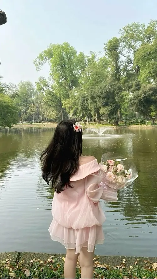 10 Mặt hồ sáng dịu phía sau ôm lấy cô gái váy hồng bồng bềnh quay lưng