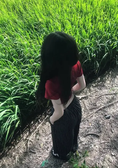2 Lối nhỏ bên bụi cỏ xanh làm dáng đứng áo đỏ váy đen thêm dịu dàng