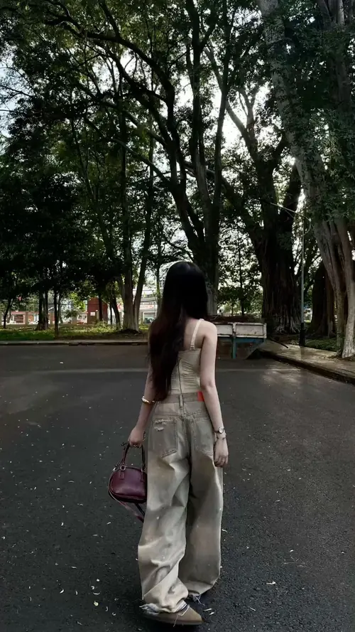 4 Đường cây vắng phía trước khiến dáng đi quay lưng cùng túi hồng trông tự nhiên