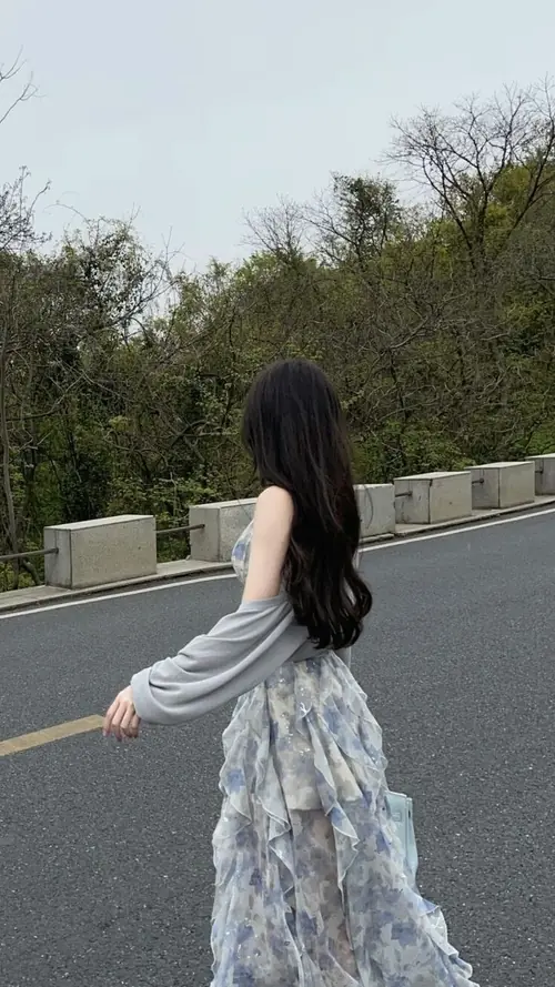 8 Con đường rộng sau lưng làm váy hoa dài và áo khoác xám thêm mềm mại