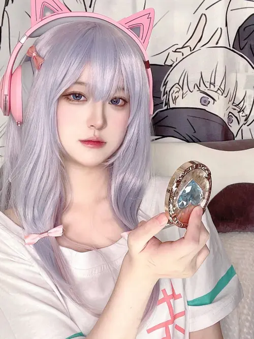 11 Ảnh gái xinh cosplay nữ anime tóc bạc đeo tai mèo, tay cầm phụ kiện đáng yêu
