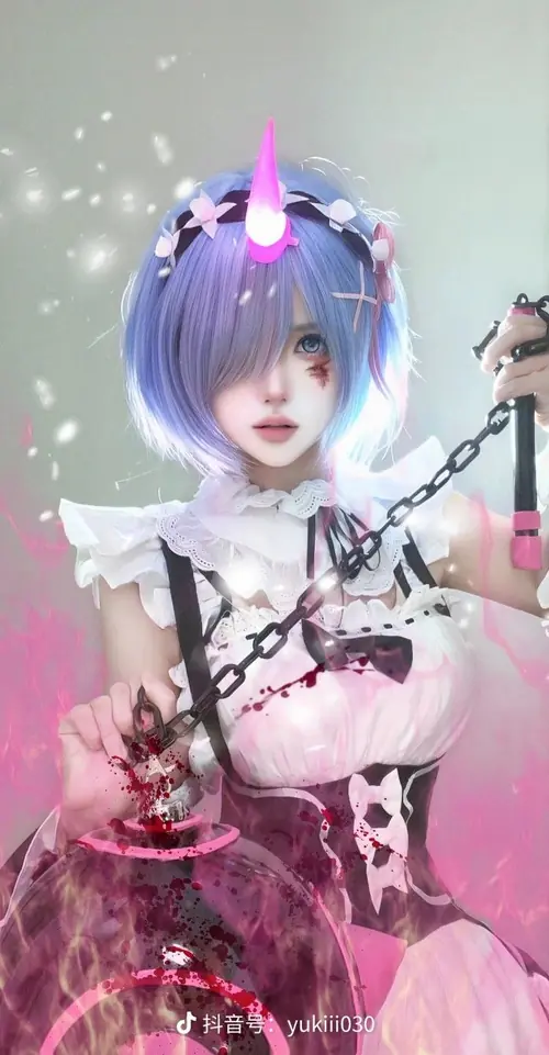 12 Màu tóc tím khói của nàng coser hòa cùng váy hồng và gậy phép lấp lánh