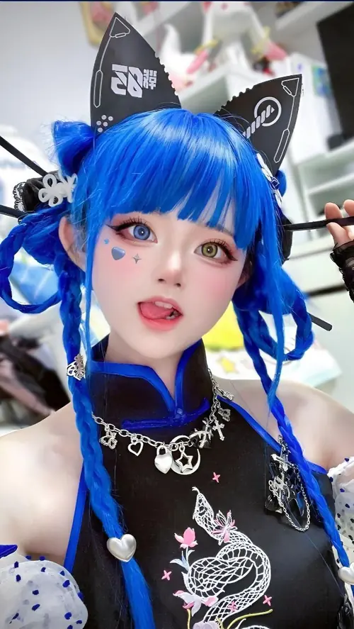 3 Góc máy gần bắt rõ cosplayer nữ tóc xanh biển, son đỏ và áo đen cá tính