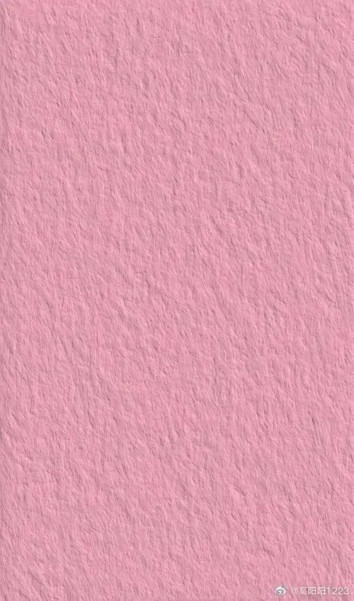 3 Bề mặt nền màu hồng sạch, không họa tiết, giúp logo trắng nổi rõ trên thiết kế