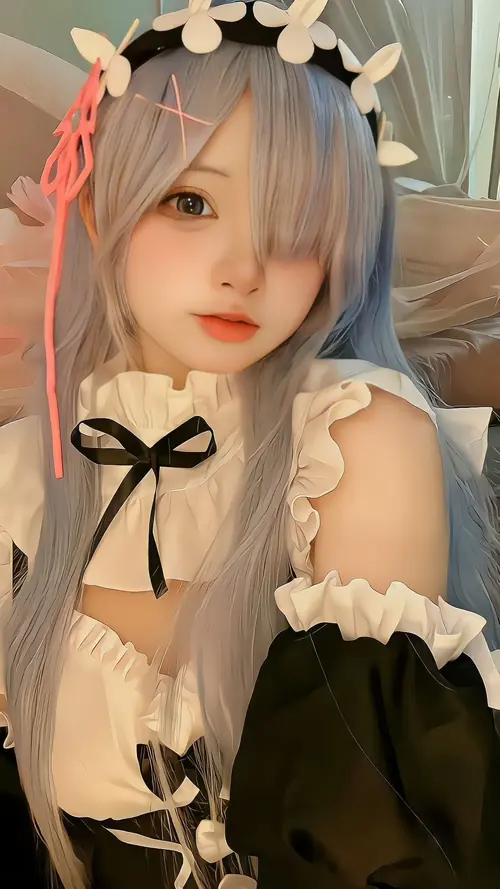 16 Tấm ảnh gái xinh cosplay nữ anime tóc bạch kim, nơ đen và váy ren dịu mắt