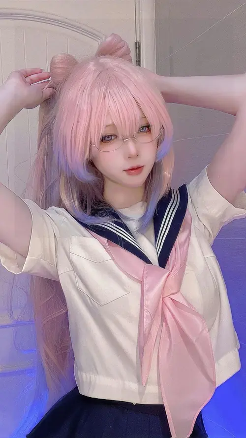 18 Tay nâng mái tóc hồng giúp người mẫu cosplay áo thủy thủ hồng trông cực đáng yêu
