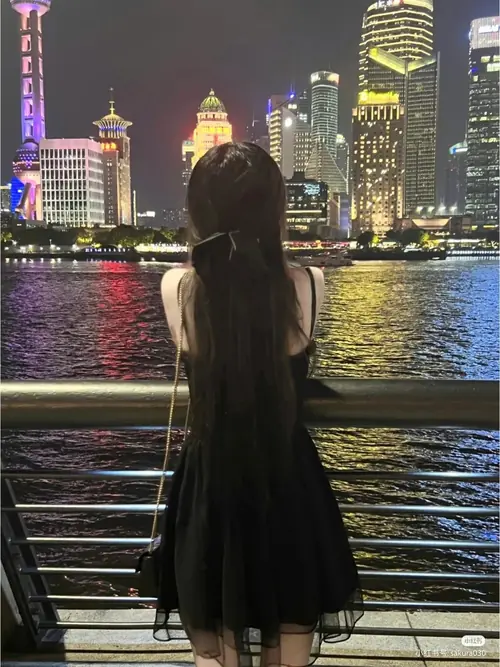 20 Lan can bên sông mở ra skyline đêm, cô gái váy đen đứng ngắm thành phố