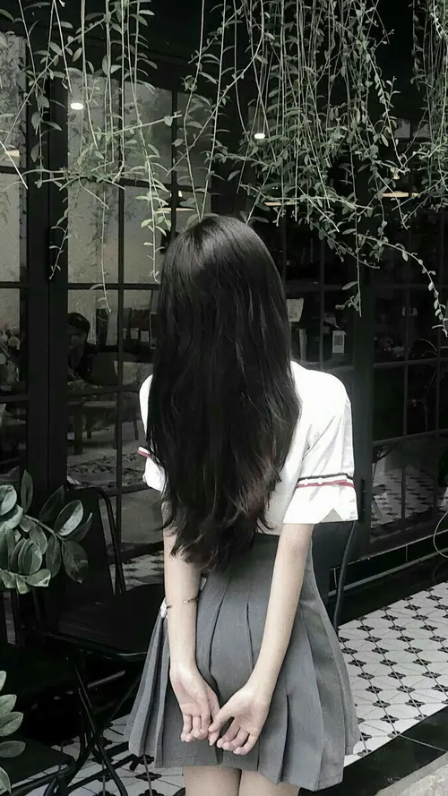14 Khung cửa kính tối làm mái tóc dài và váy xếp ly xám trông nổi bật