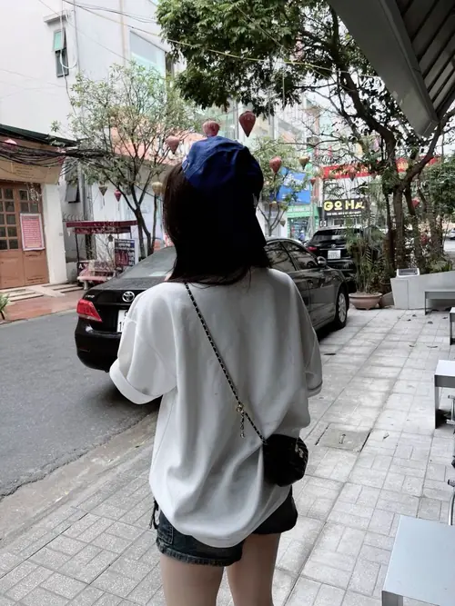 18 Phố nhỏ sáng nắng ghi lại mỹ nhân áo hoodie trắng, đội mũ xanh quay lưng