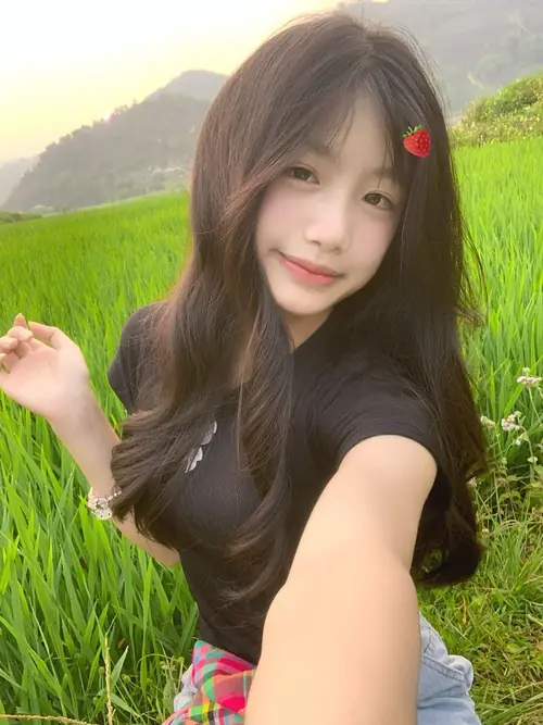 23 Giữa cánh đồng xanh, cô nàng áo đen selfie, tóc dài phủ vai rất tự nhiên