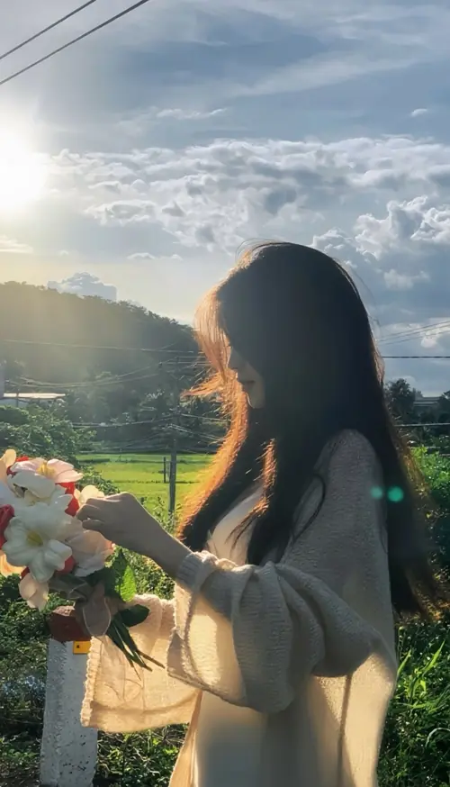 24 Trước nền núi trời, người đẹp Việt ôm giỏ hoa nghiêng người ngắm cảnh xa