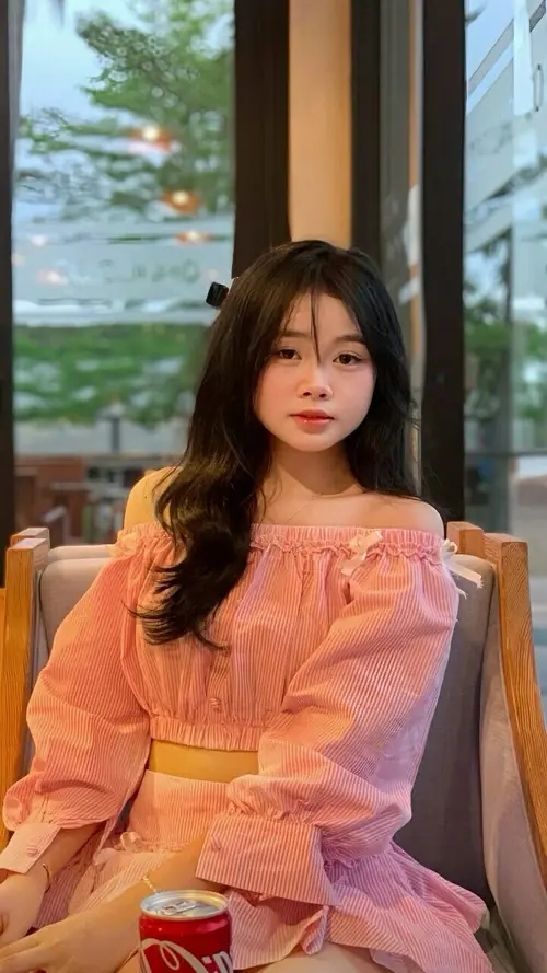 16 Góc cửa sổ sáng nhẹ làm cô gái váy hồng cam trông mềm mại và cuốn hút