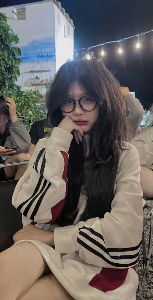 19 Buổi tối ngoài quán, cô gái đeo kính mặc áo kẻ ôm gối nhìn rất dễ thương