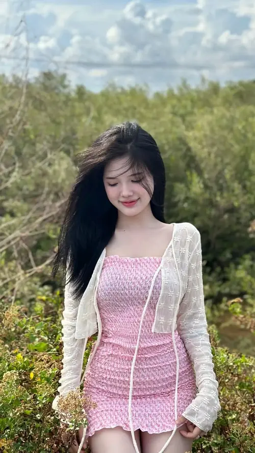 3 Nàng mặc váy hồng cùng áo khoác trắng, nét cô gái Việt xinh giữa đồng quê